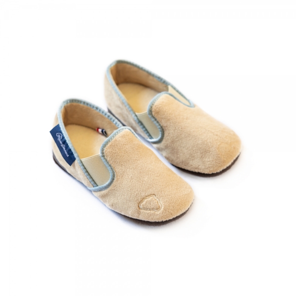 Chaussons elastique enfant. Chaussons en velours beige enfant. Made in France. chaussons Maison Dormans