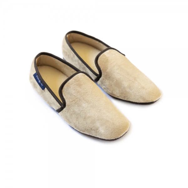 Chaussons velours homme. Chaussons en velours beige homme. Made in France. chaussons Maison Dormans