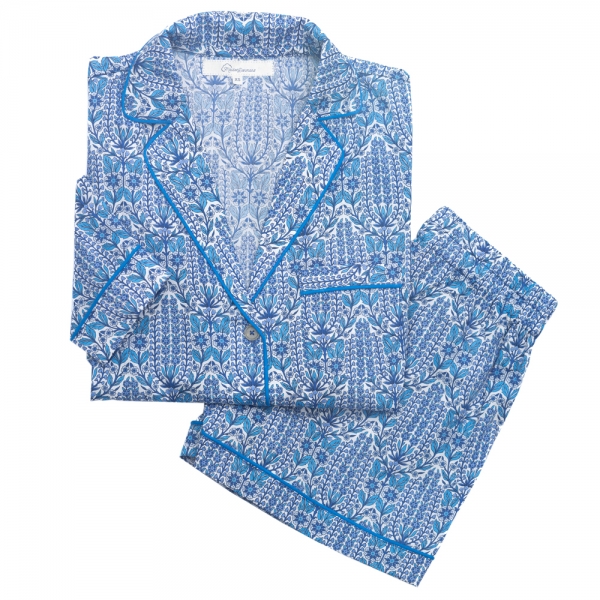 pyjama short liberty fabrics. Pyjama tissu liberty bleu. Pyjama luxe femme. Pyjama chemise et short bleu Maison Dormans