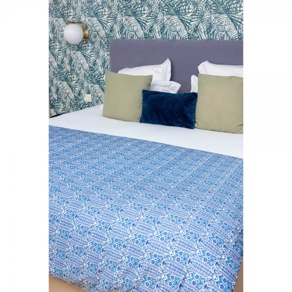 couverture en Liberty bleue. MAISON DORMANS